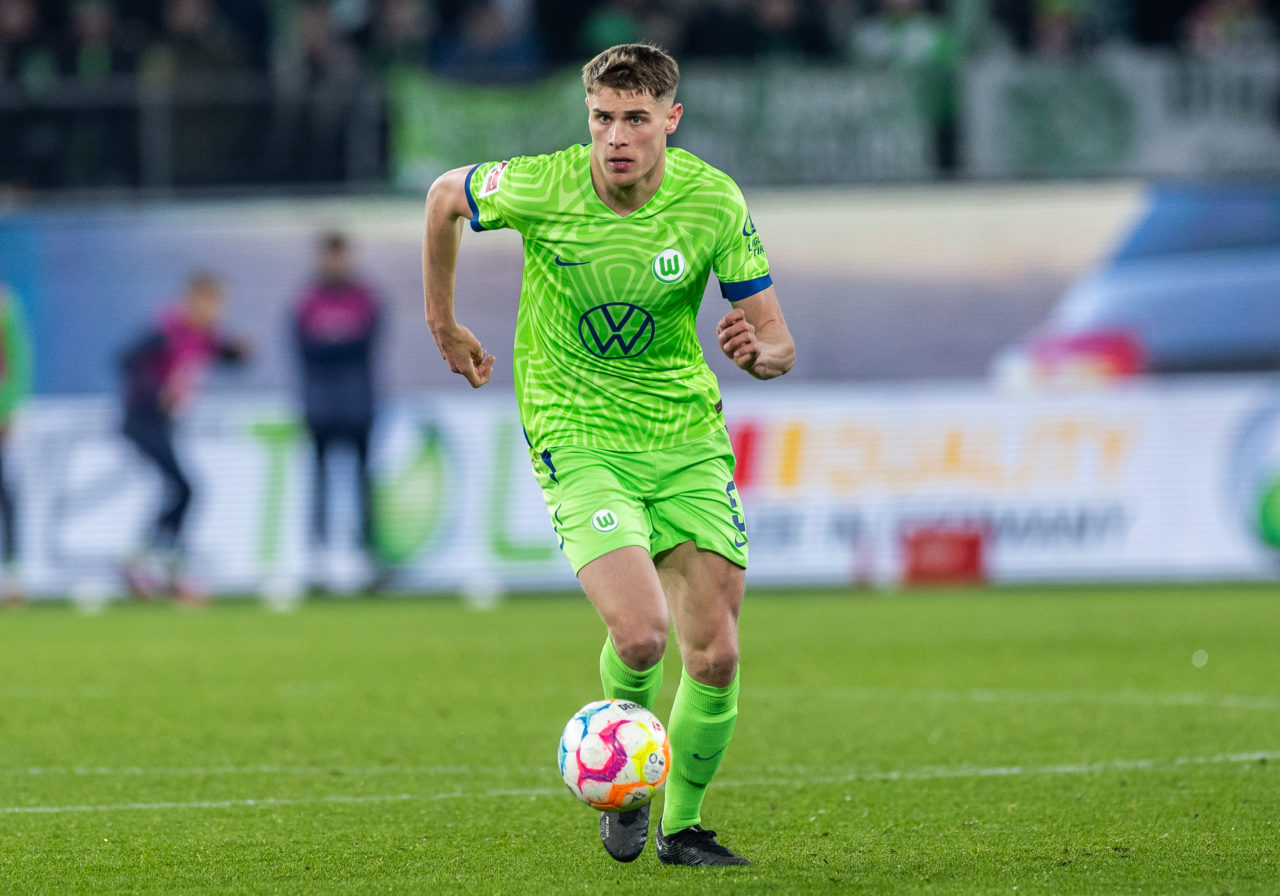 Micky van de Ven of VfL Wolfsburg runs with the ball
