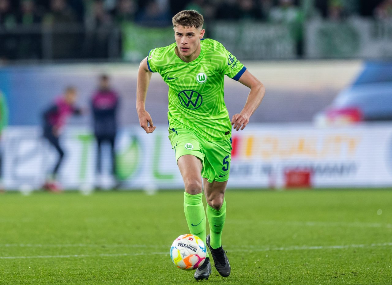 Micky van de Ven of VfL Wolfsburg runs with the ball